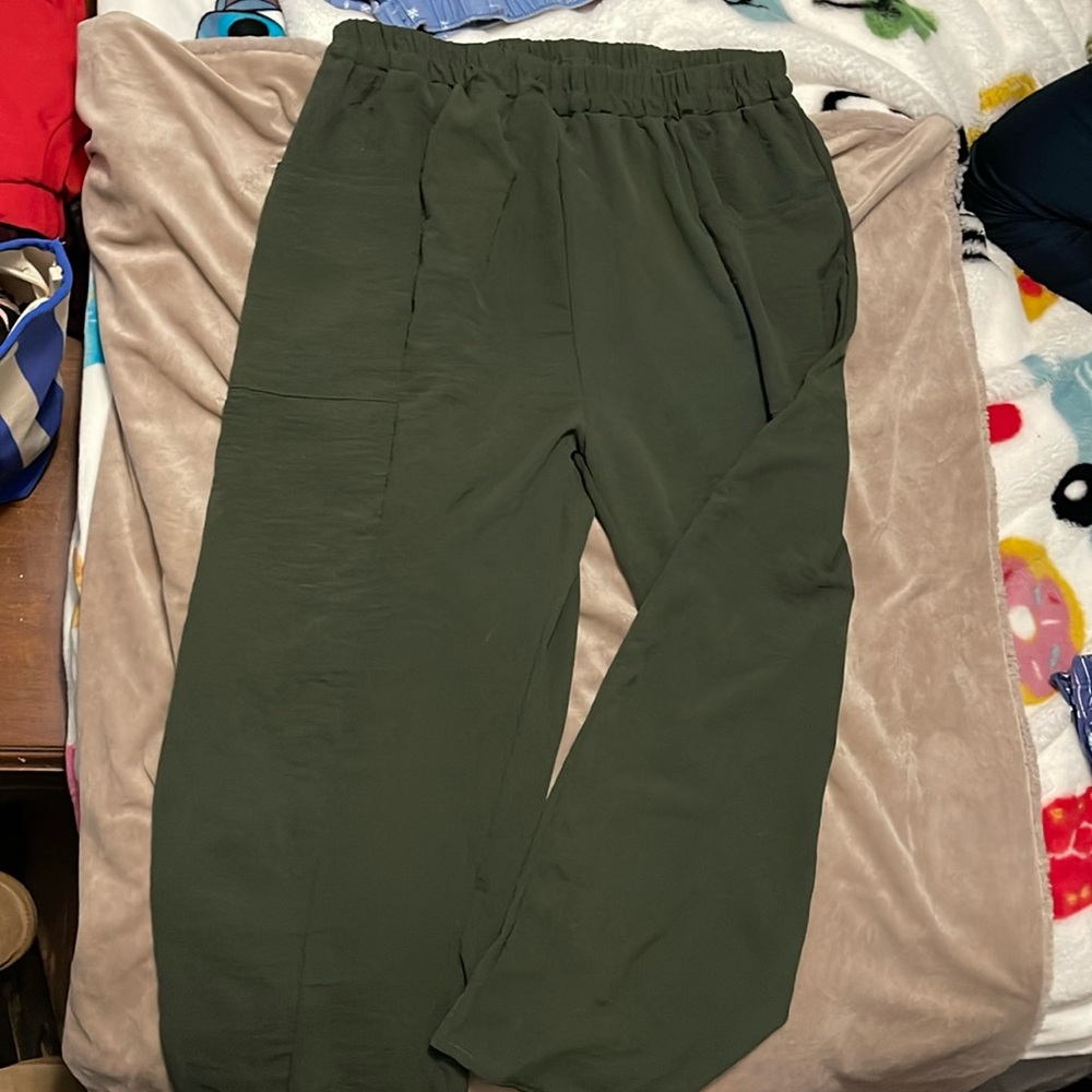 Olive Green Cargo Pants with Durable Fabric and Relaxed Fit